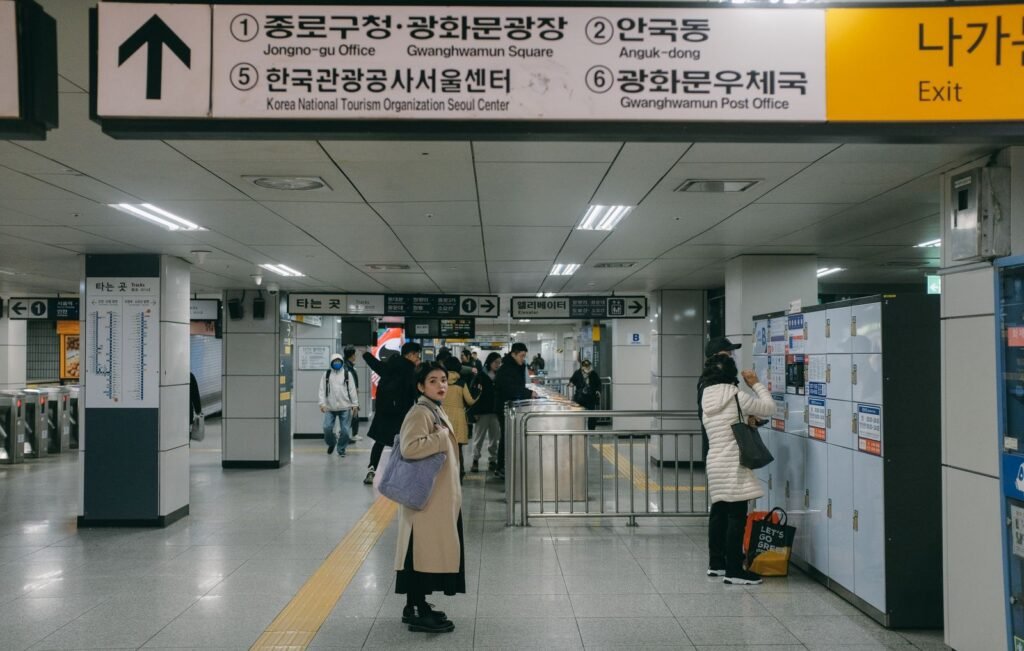 서울 지하철역 개찰구를 지나는 출퇴근 승객들