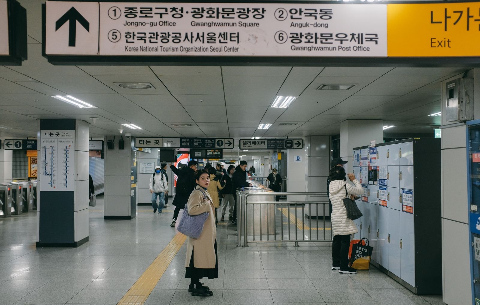 서울 지하철역 개찰구를 지나는 출퇴근 승객들